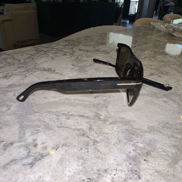 Tom Ford Alberto TF1077 ECO 52F Sunglasses – Black Shield Wrap – One Arm Broken - Picture 2 of 6